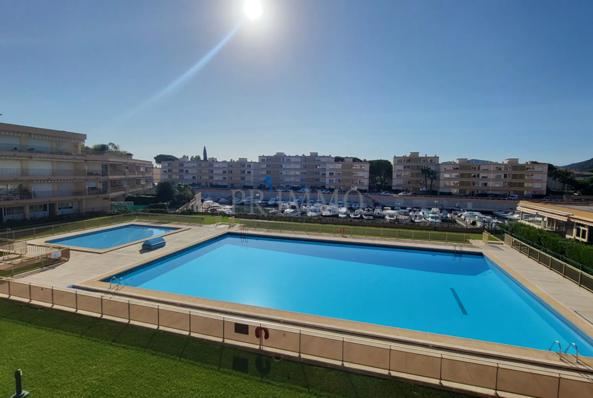 Studio rénové avec terrasse à Mandelieu-La-Napoule 