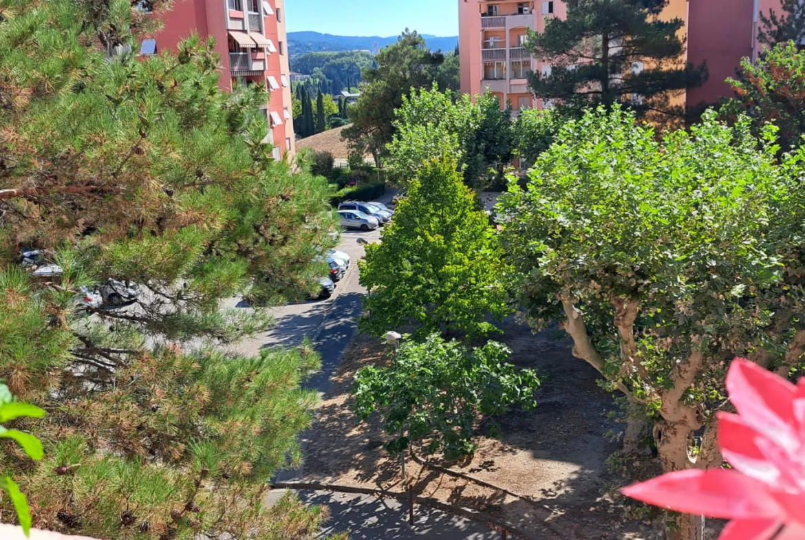 Appartement rénové de type 4 à Aix-en-Provence - 299 900 € 