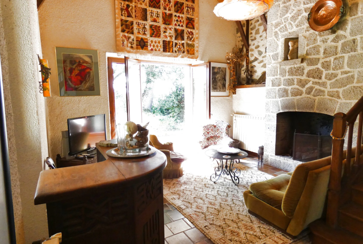 Belle maison auvergnate en pierre avec piscine à Aurillac 