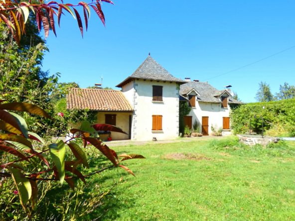 Belle maison auvergnate en pierre avec piscine à Aurillac