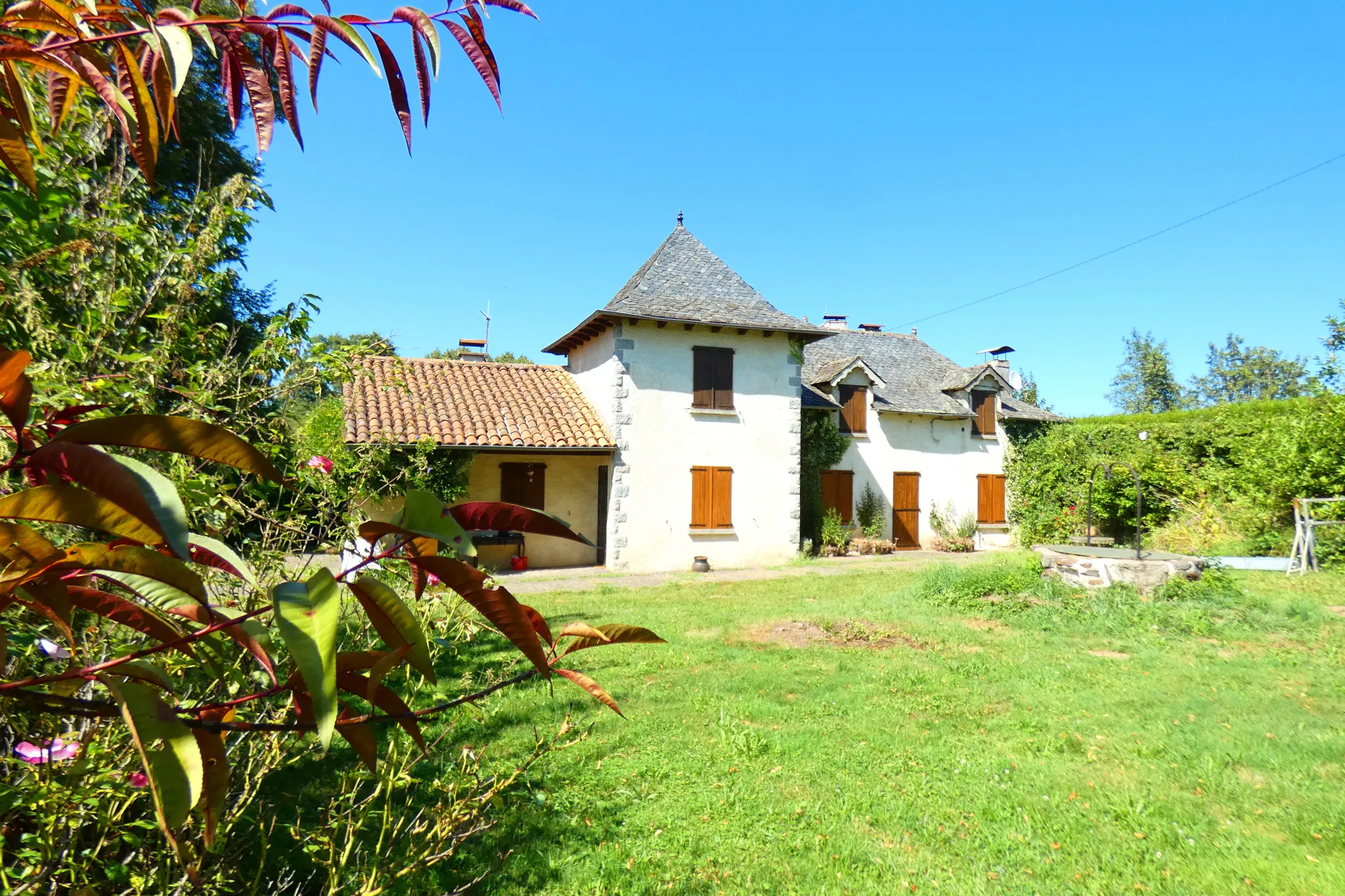 Belle maison auvergnate en pierre avec piscine à Aurillac 