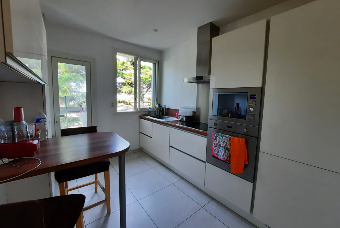 À vendre : Appartement P3 rénové à Nîmes Centre avec terrasse et garage 