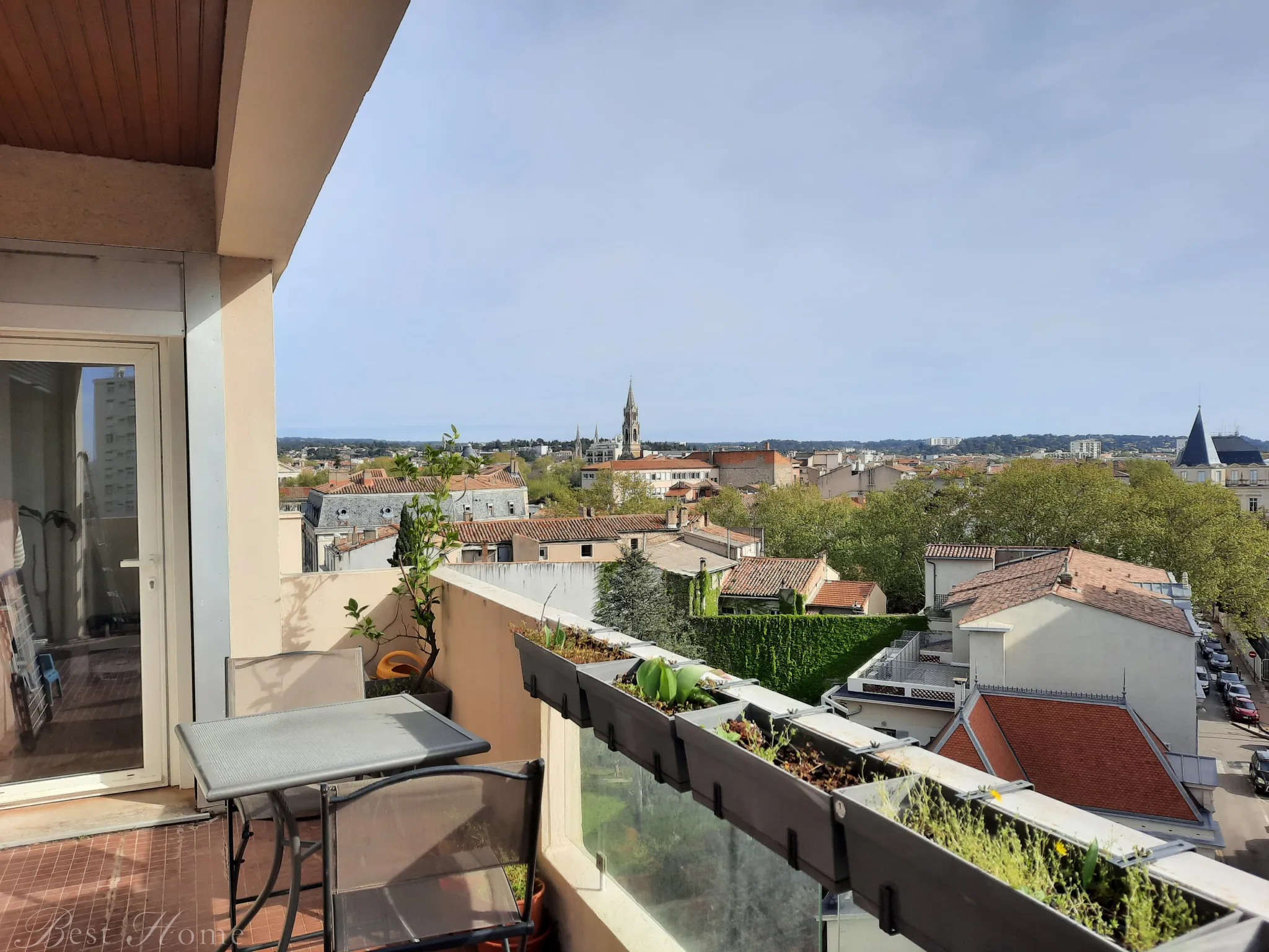 Appartement T3 rénové à vendre à Nîmes - Terrasse, garage et cave inclus 