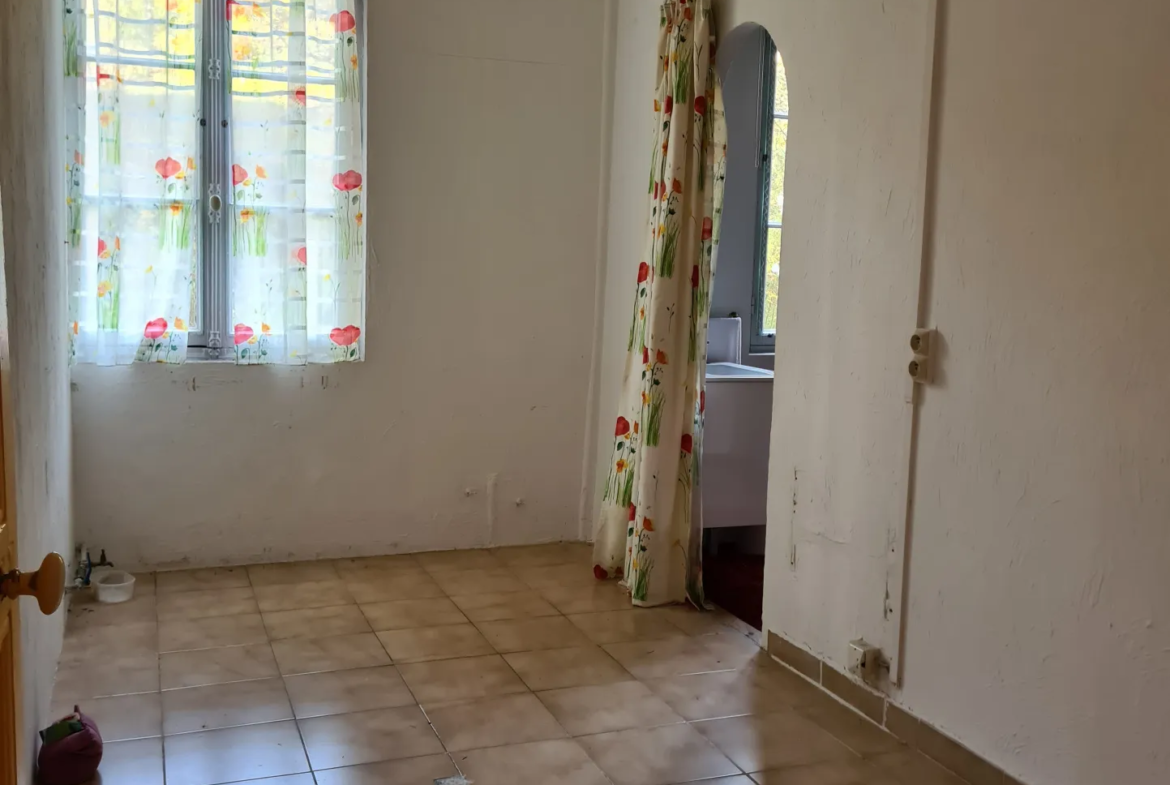 Spacieux appartement à rénover 5 pièces avec balcon à Thorenc 