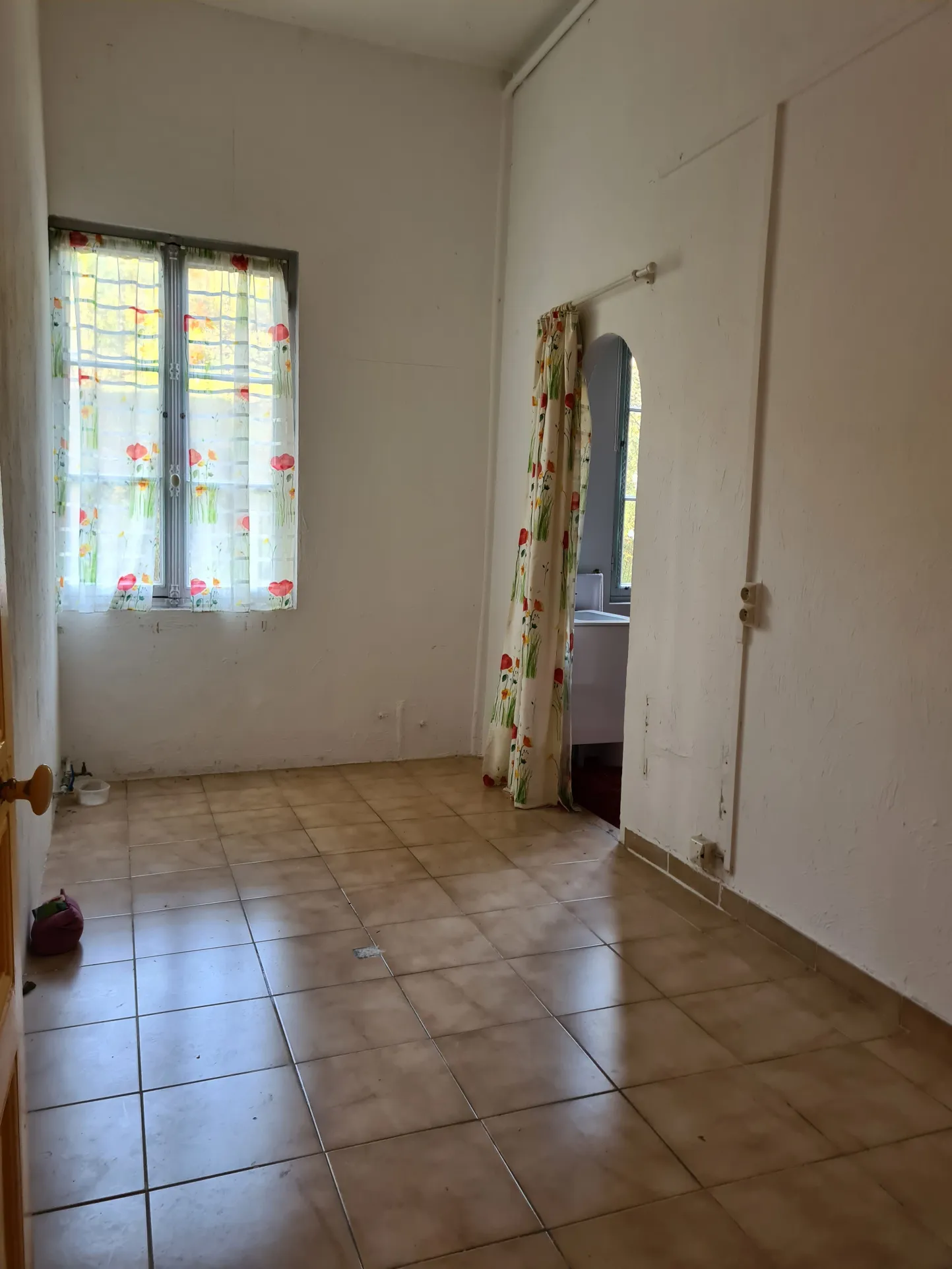 Spacieux appartement à rénover 5 pièces avec balcon à Thorenc 