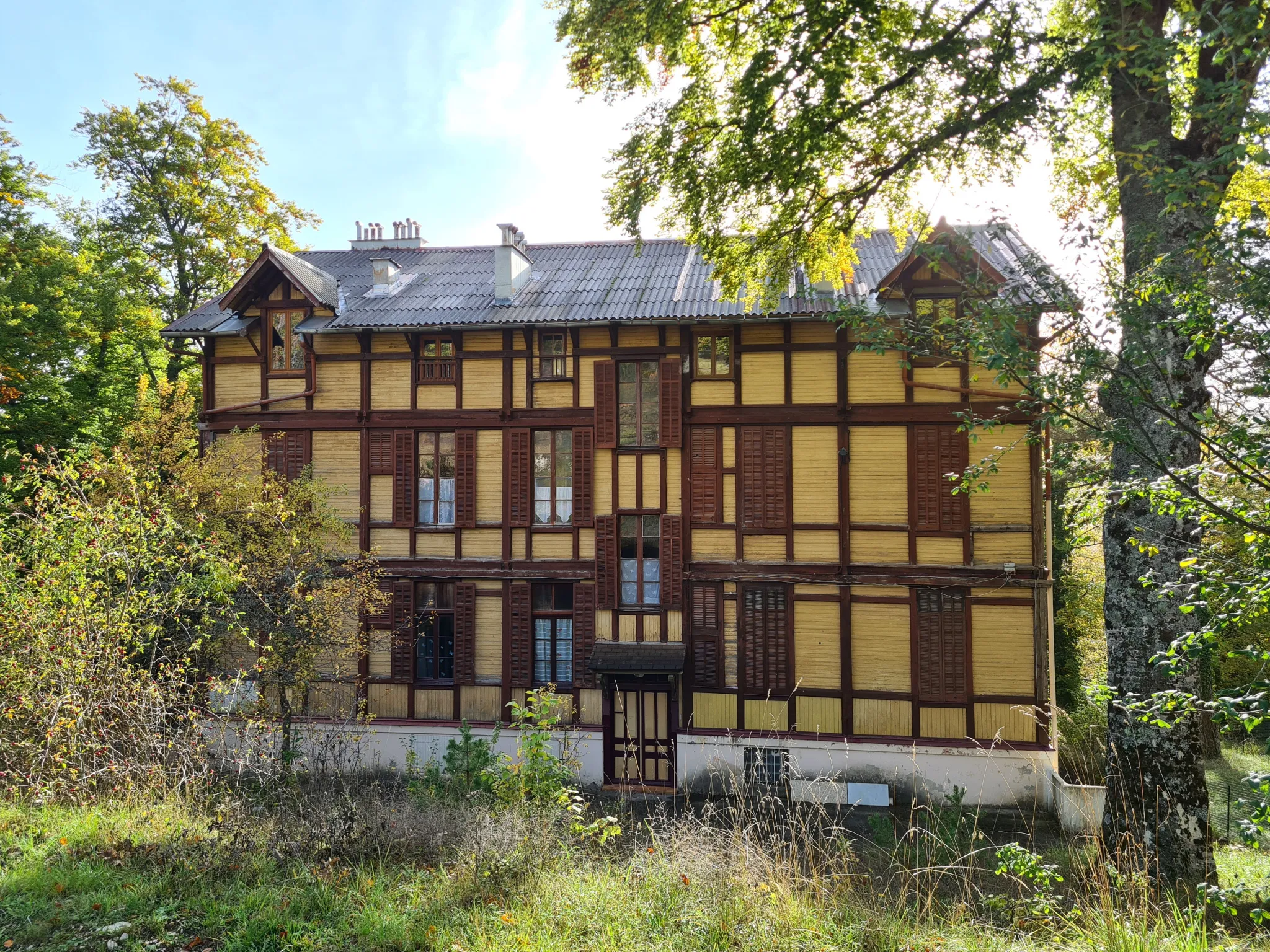 Spacieux appartement à rénover 5 pièces avec balcon à Thorenc 