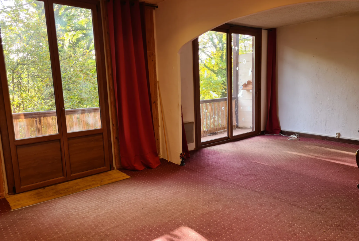 Spacieux appartement à rénover 5 pièces avec balcon à Thorenc 