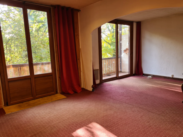 Spacieux appartement à rénover 5 pièces avec balcon à Thorenc