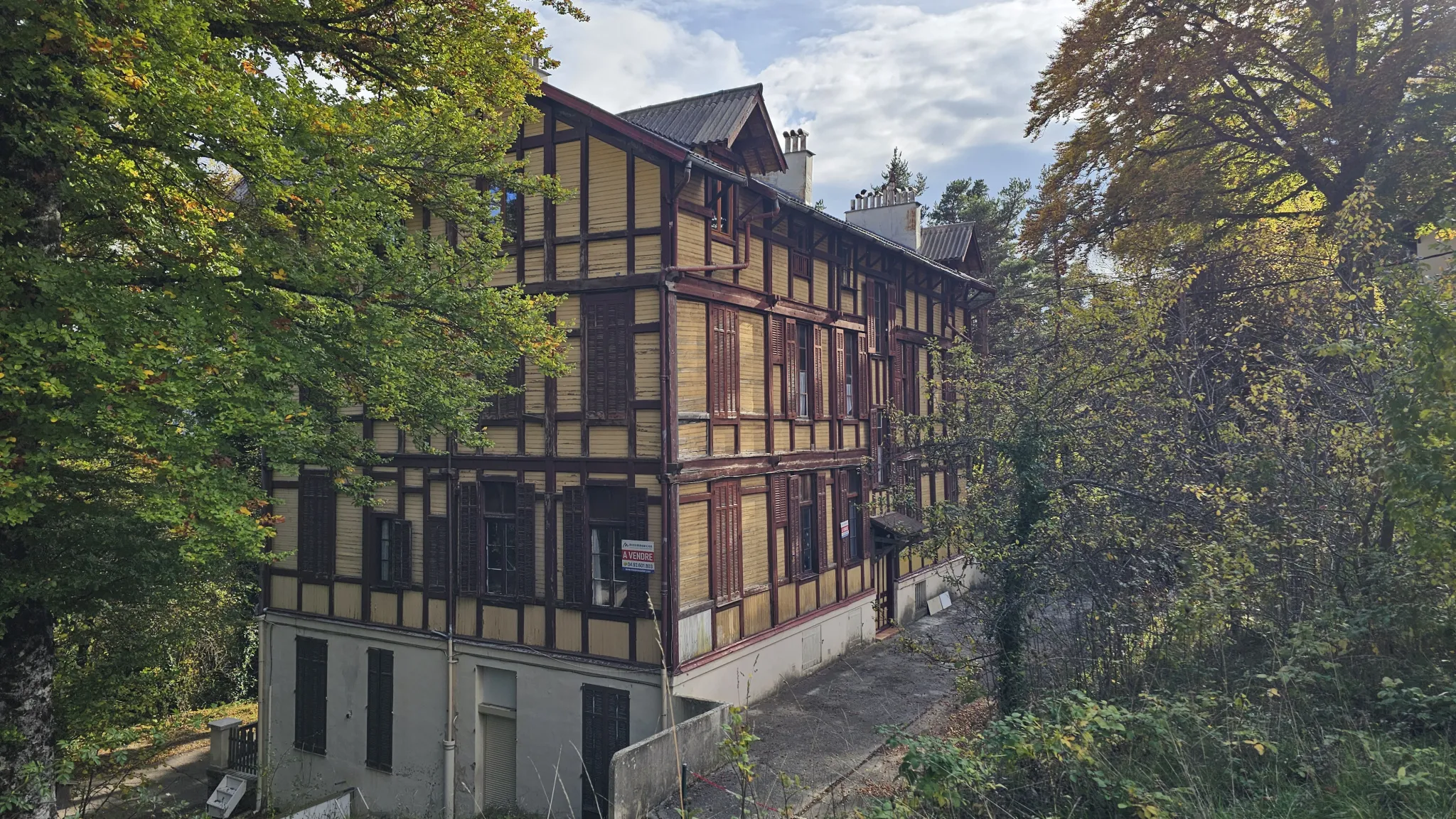 Spacieux appartement 5 pièces à rénover à Thorenc avec balcon 