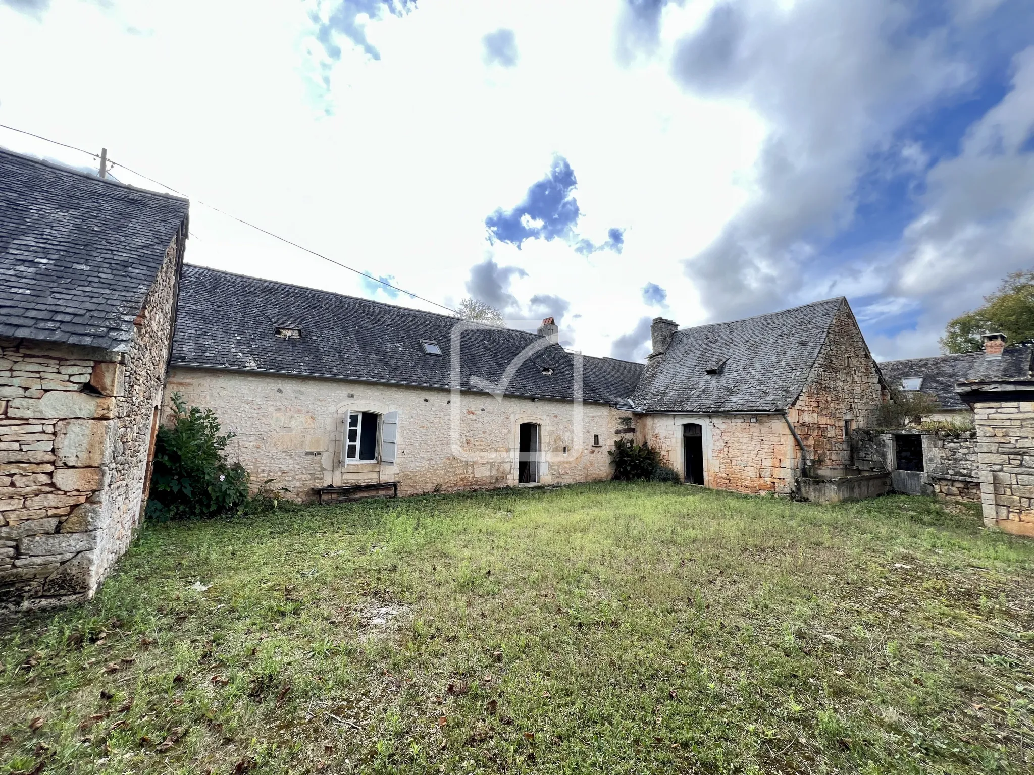 Corps de ferme historique à vendre à La Dornac 