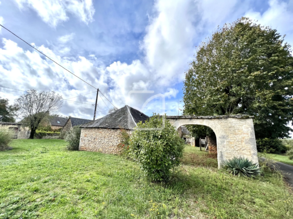 Corps de ferme historique à vendre à La Dornac