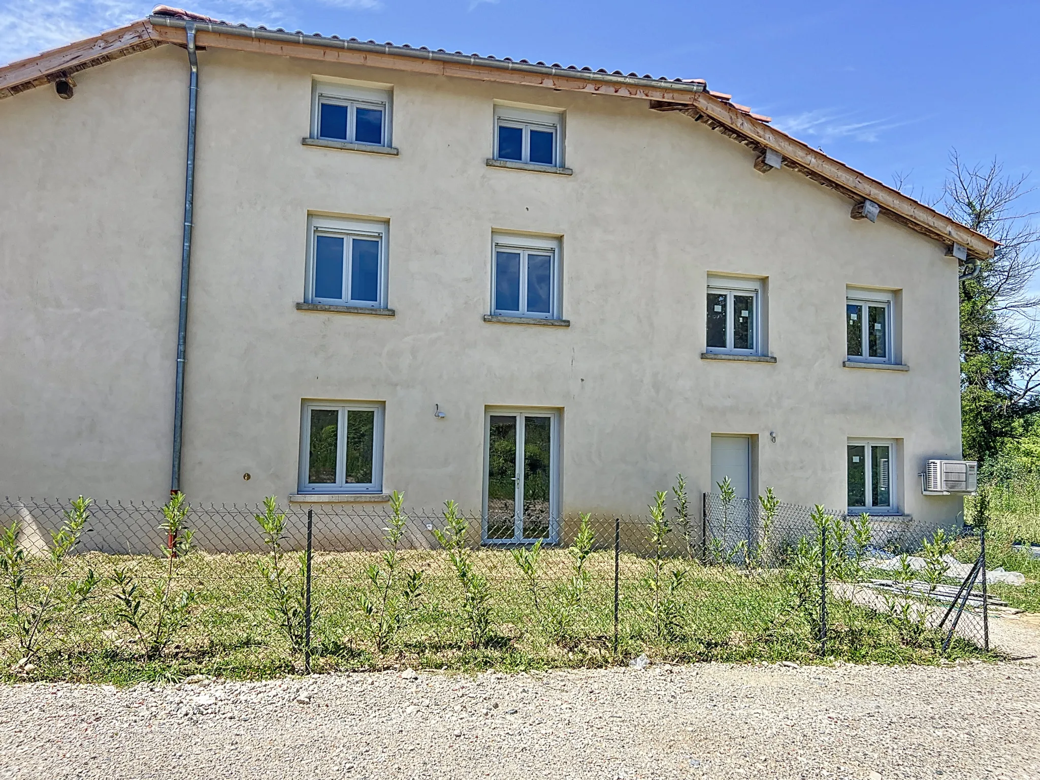 Maison en rez-de-jardin de 93 m² entièrement rénovée à Montmerle-sur-Saône 