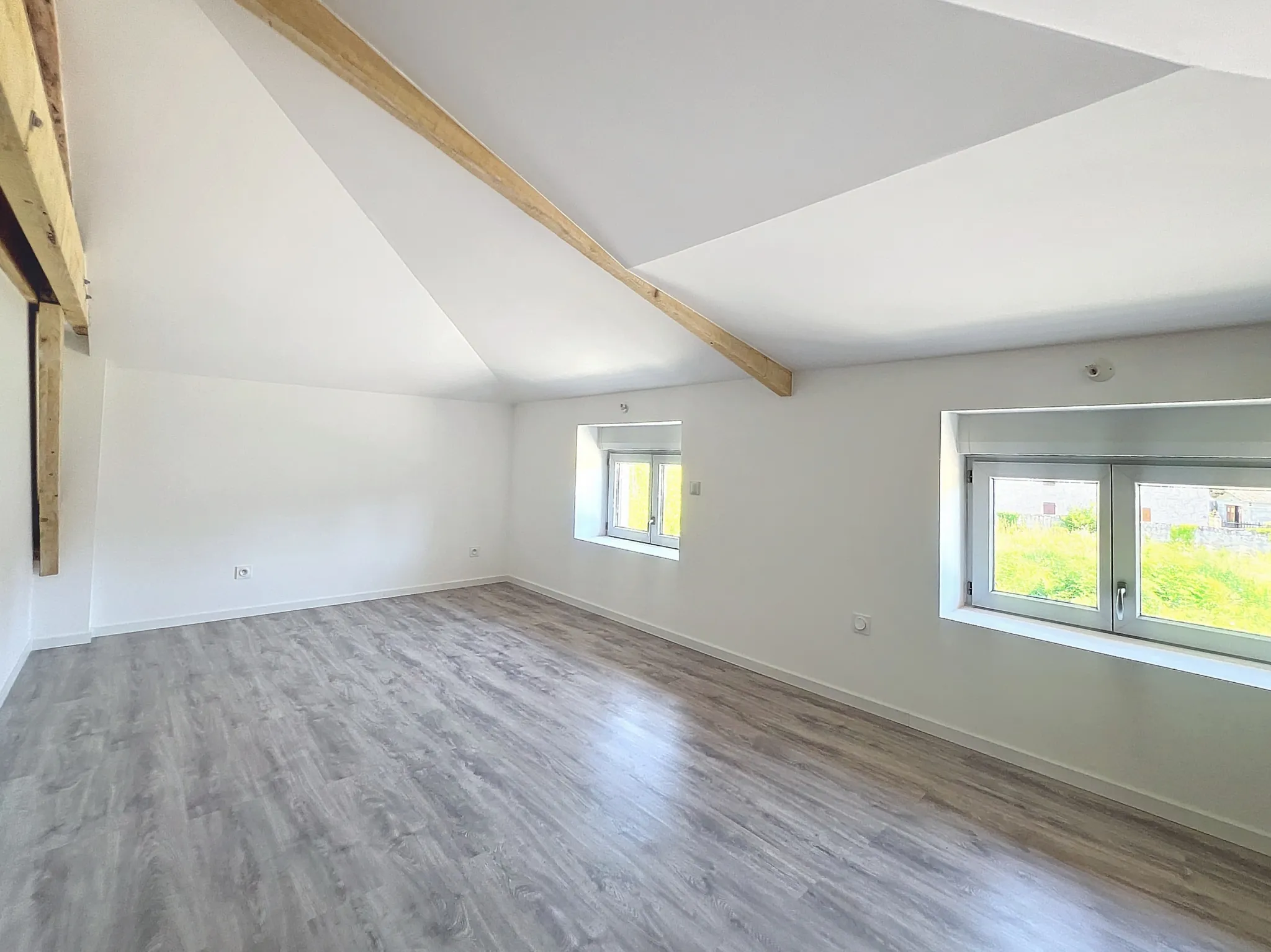 Maison en rez-de-jardin de 93 m² entièrement rénovée à Montmerle-sur-Saône 