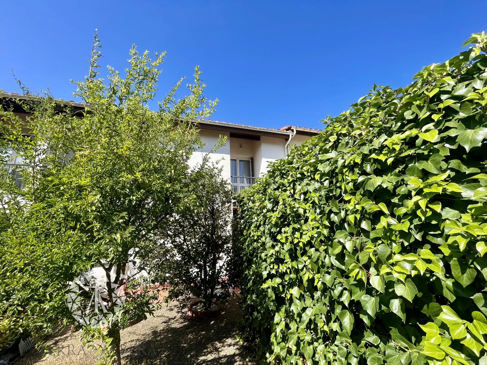 Charmante maison mitoyenne à Ceret avec jardin et garage 