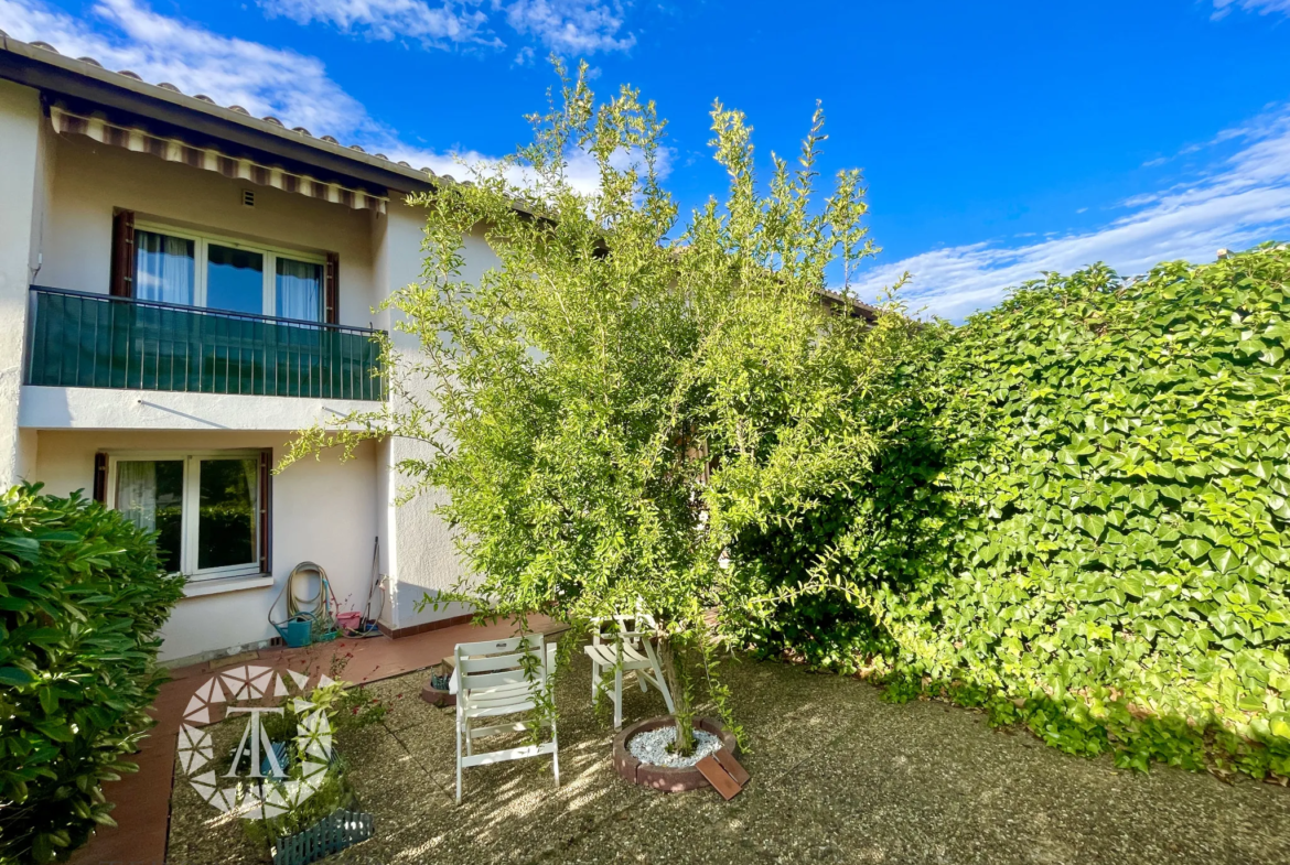 Charmante maison mitoyenne à Ceret avec jardin et garage 