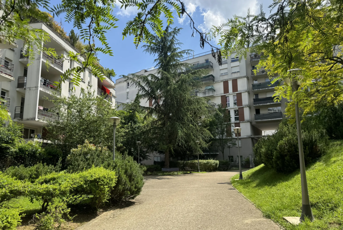 Appartement T2 avec balcon filant et terrasse sur jardin calme à Villejuif 