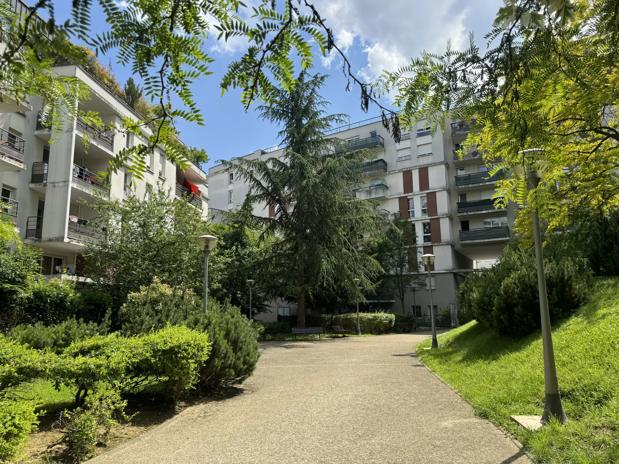 Appartement T2 avec balcon filant et terrasse sur jardin calme à Villejuif 