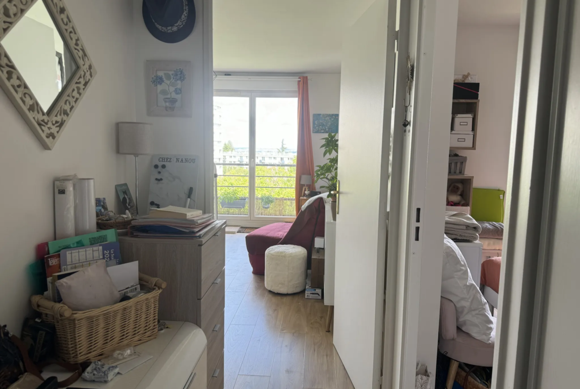 Appartement T2 avec balcon filant et terrasse sur jardin calme à Villejuif 