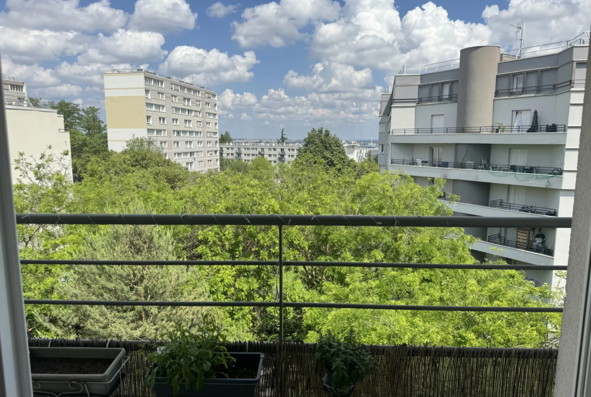 Appartement T2 avec balcon filant et terrasse sur jardin calme à Villejuif 