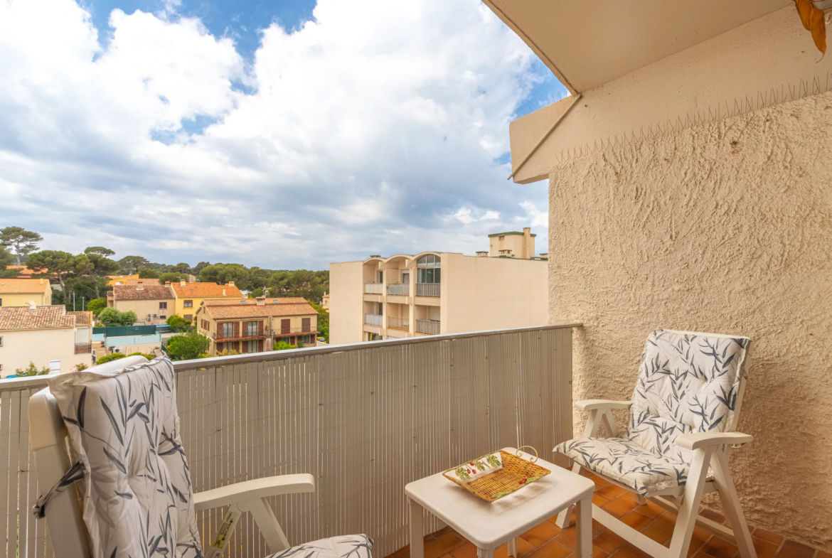 Studio avec balcon et parking au cœur du Brusc à 164 000 € 