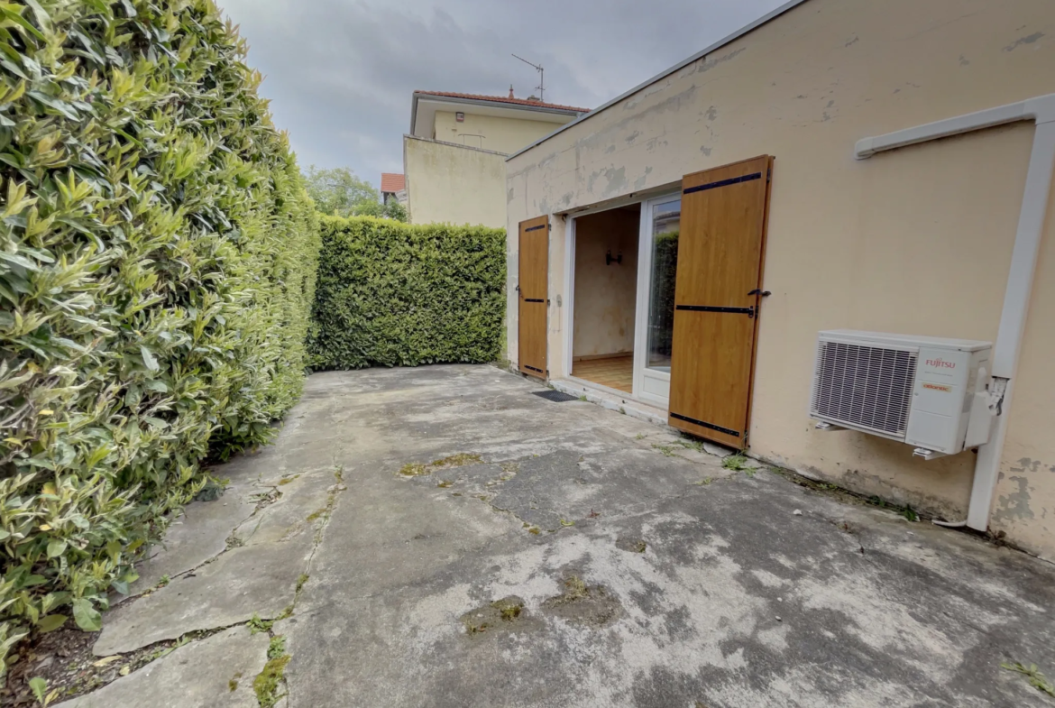 Maison à rénover à Bron sur terrain piscinable de 368 m² 