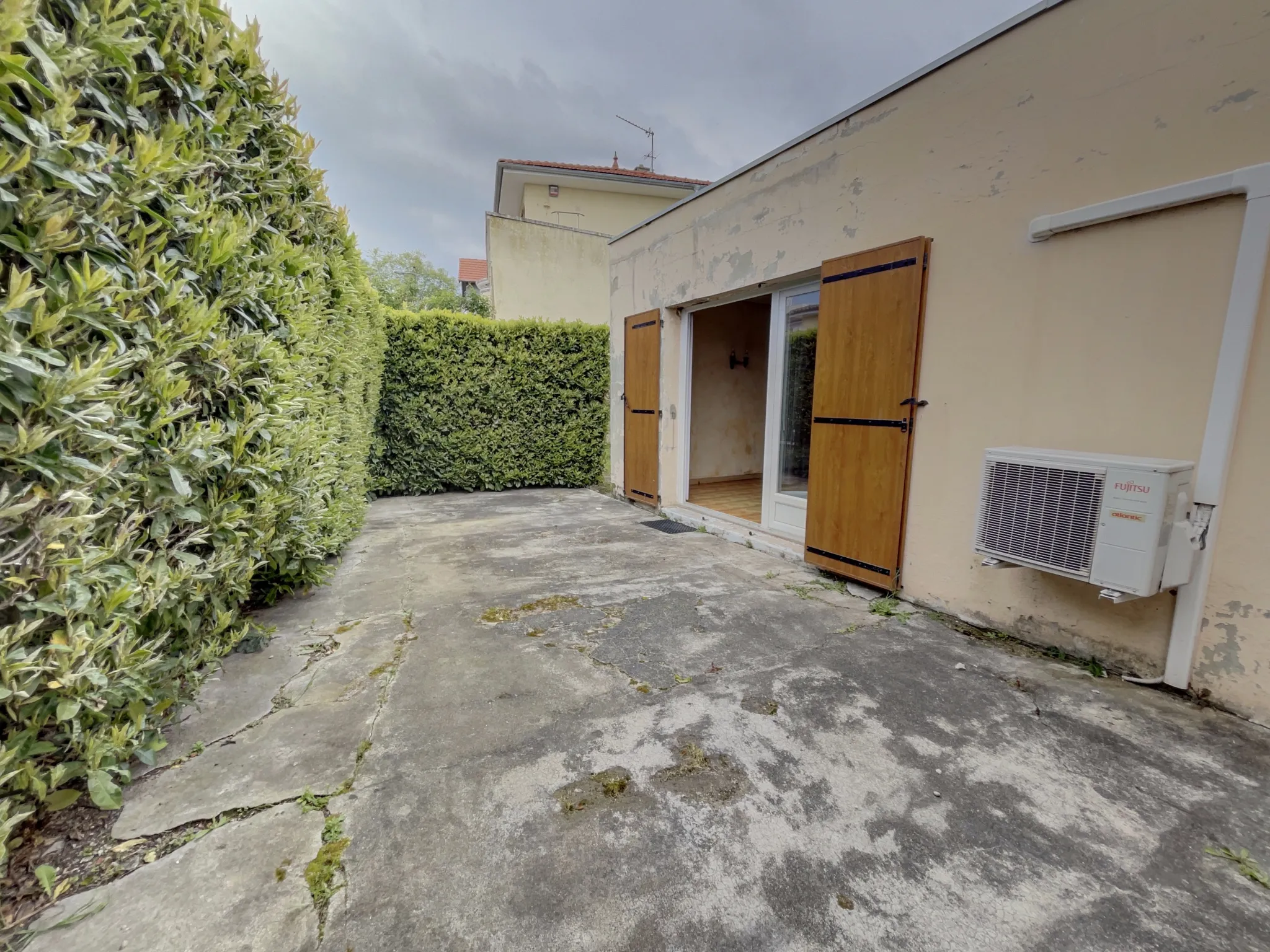 Maison à rénover à Bron sur terrain piscinable de 368 m² 