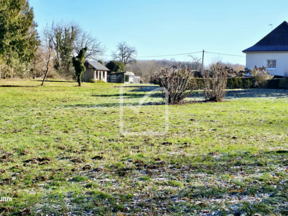 Terrain plat à bâtir à Lubersac - 1969 m²