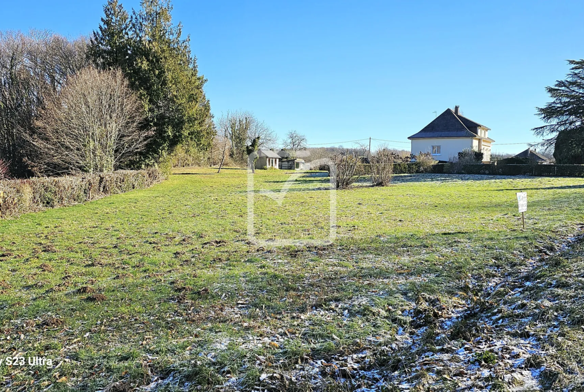 Terrain plat à bâtir à Lubersac - 1969 m² 