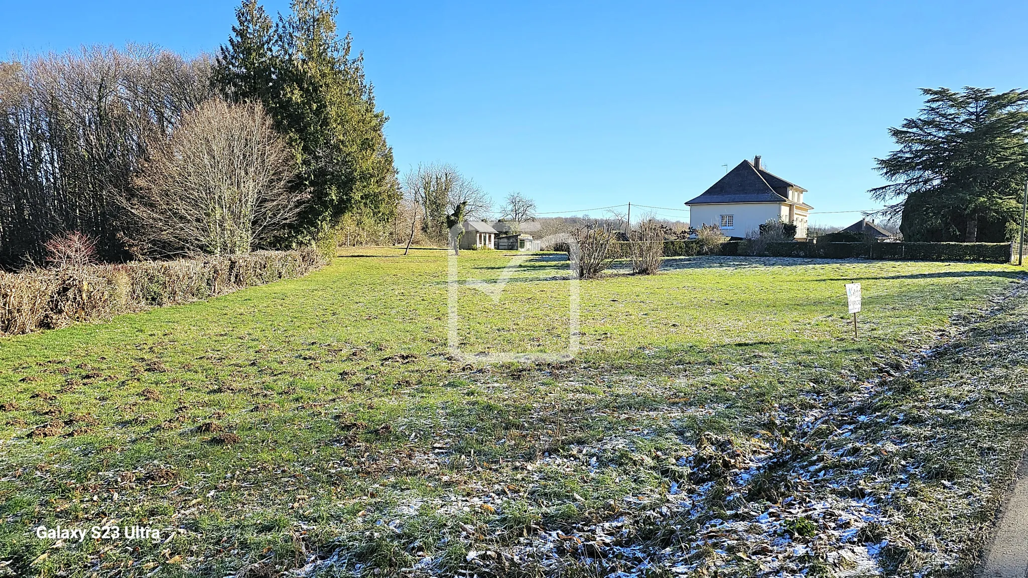 Terrain plat à bâtir à Lubersac - 1969 m² 