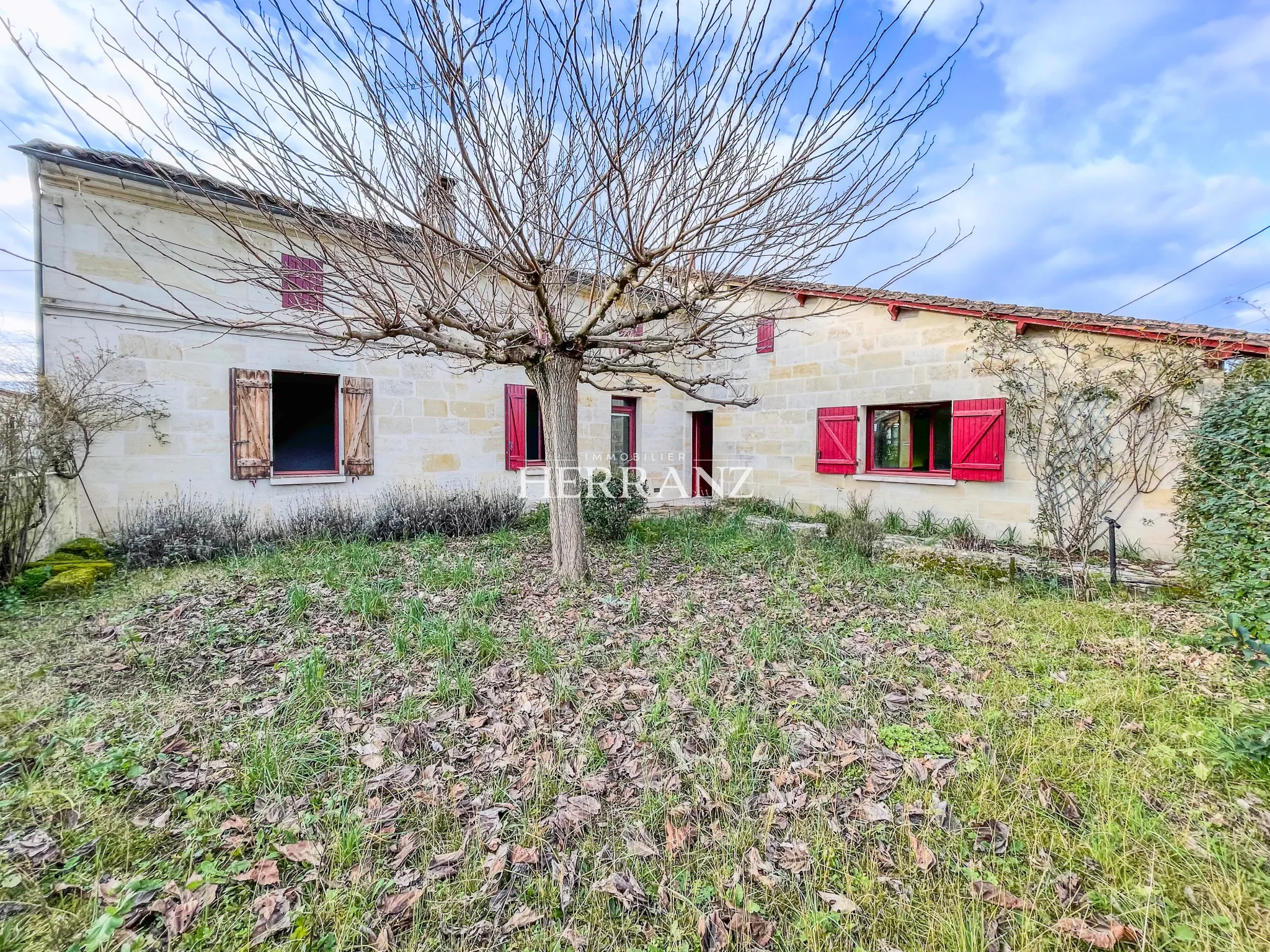 Charmante Maison Familiale à Coutras avec Jardin et Patio 