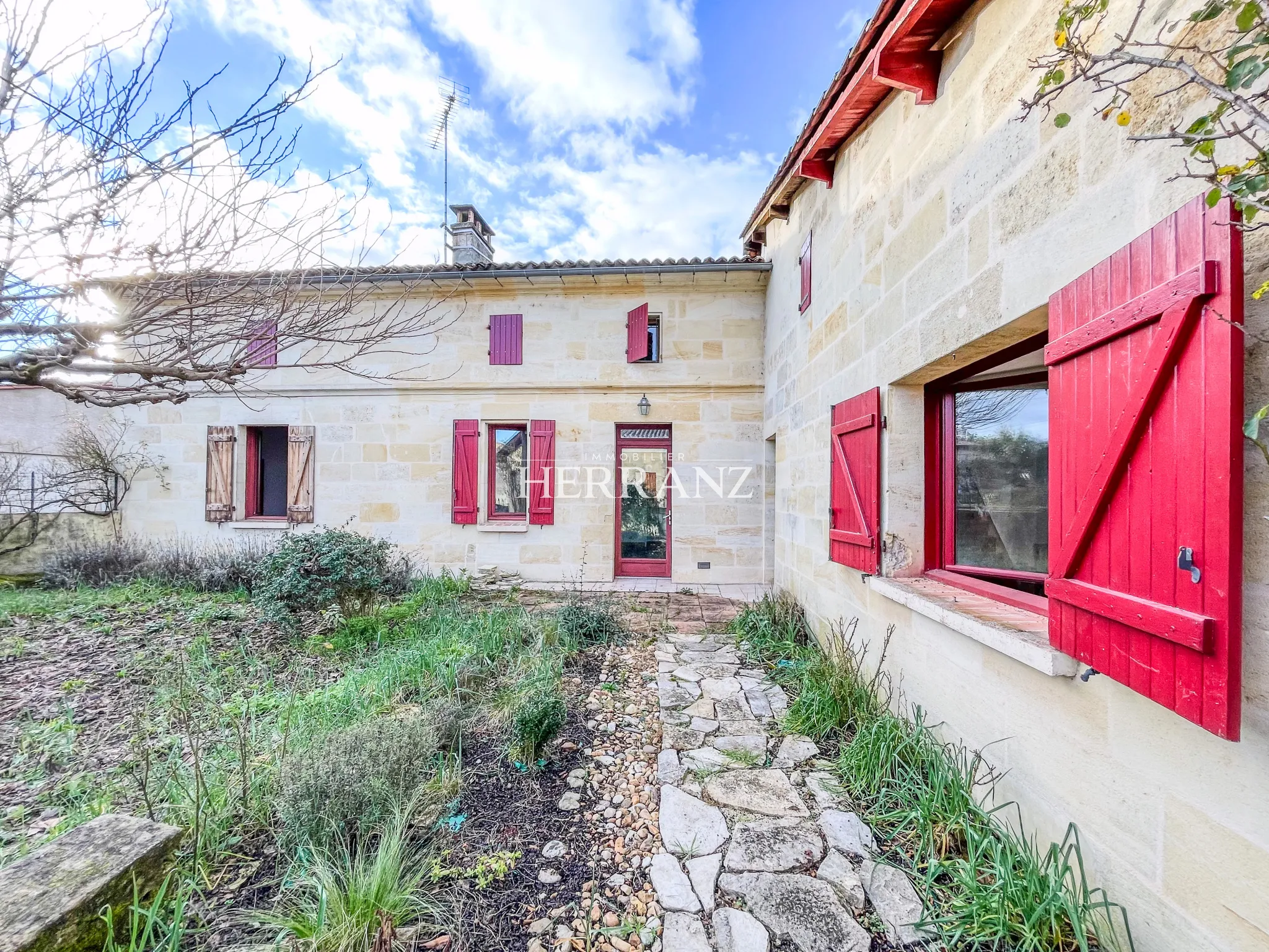 Charmante Maison Familiale à Coutras avec Jardin et Patio 