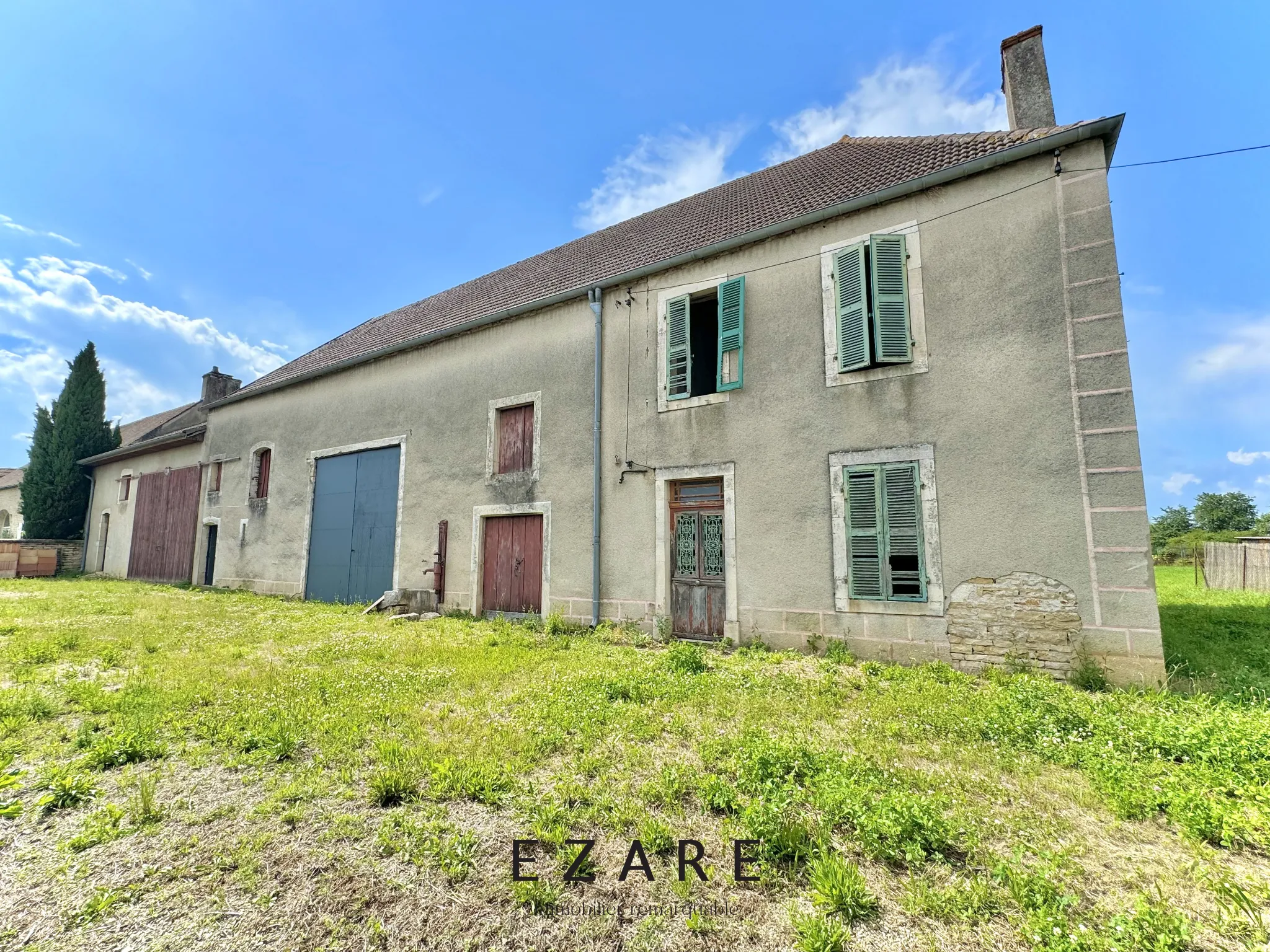 Bâtiment à rénover à Merceuil sur 3530 m² 