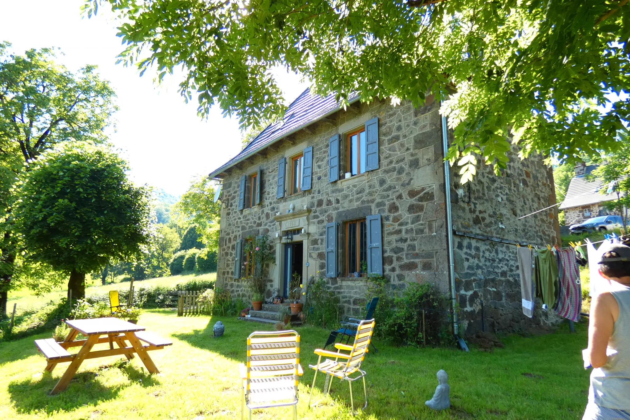 Maison en pierre rénovée avec belle vue à Vic-sur-Cère 