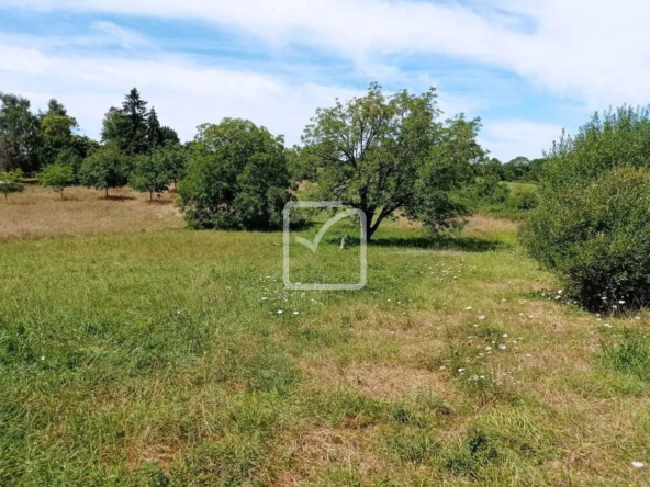 Terrain constructible à Thiviers - 2167 m² à vendre