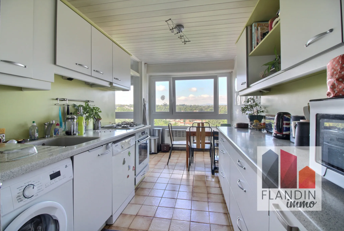 Bel appartement T4 avec vue sur les hauteurs d'Oullins 