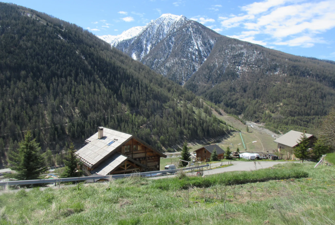 Terrain à vendre à Aiguilles avec vue dégagée 