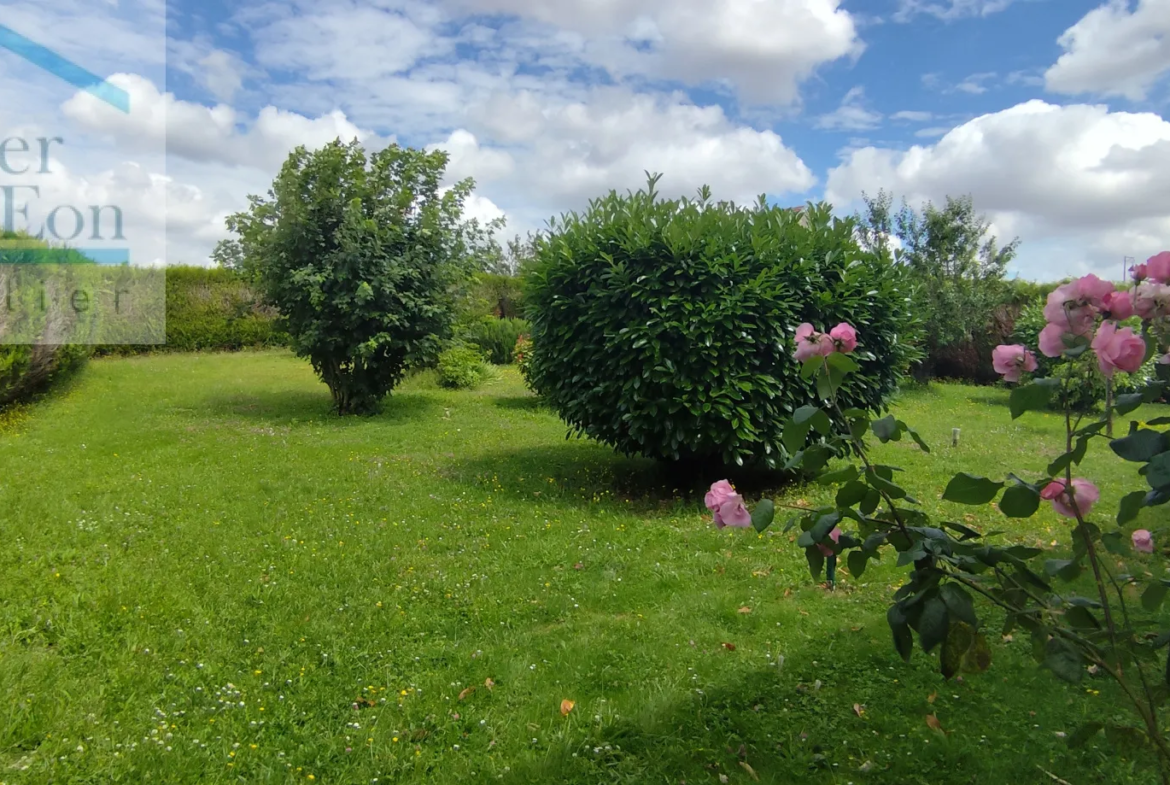 Pavillon traditionnel avec jardin à Censy - 1600 m² 