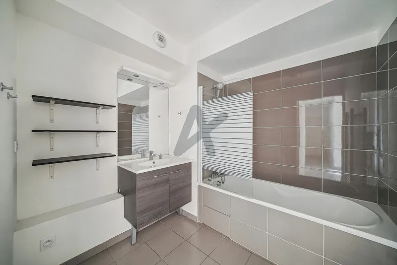 Appartement T3 de 65m² à Villeurbanne avec balcon et garage 