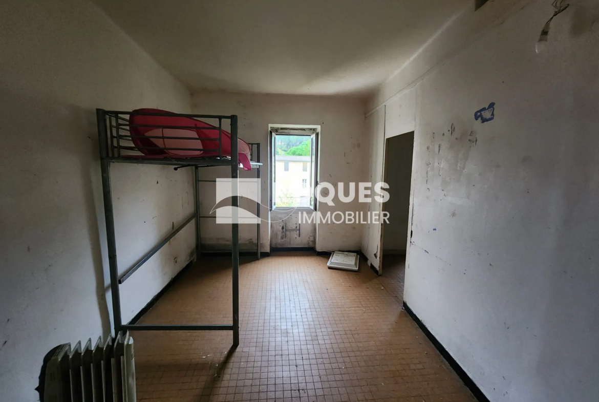 Appartement 4 pièces à rénover au centre de Lodève 