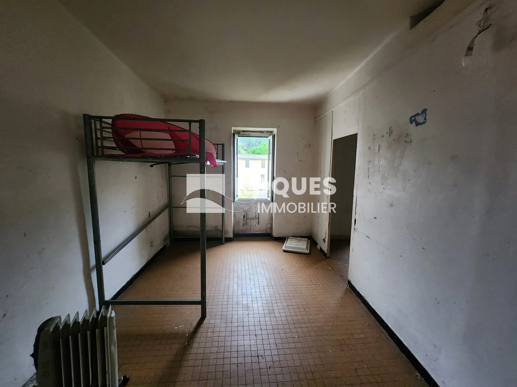 Appartement 4 pièces à rénover au centre de Lodève 