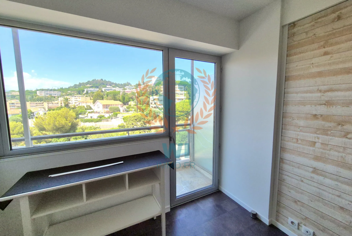 À vendre : Appartement 2 pièces à Cannes la Bocca avec accès plage 