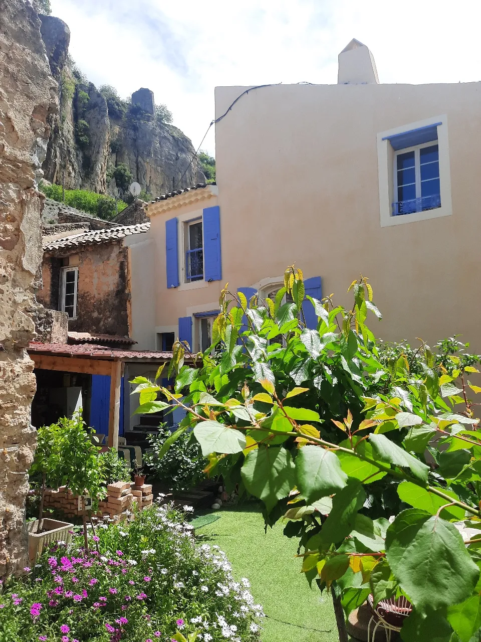 Maison de village du XVIe siècle avec jardin à Mornas 