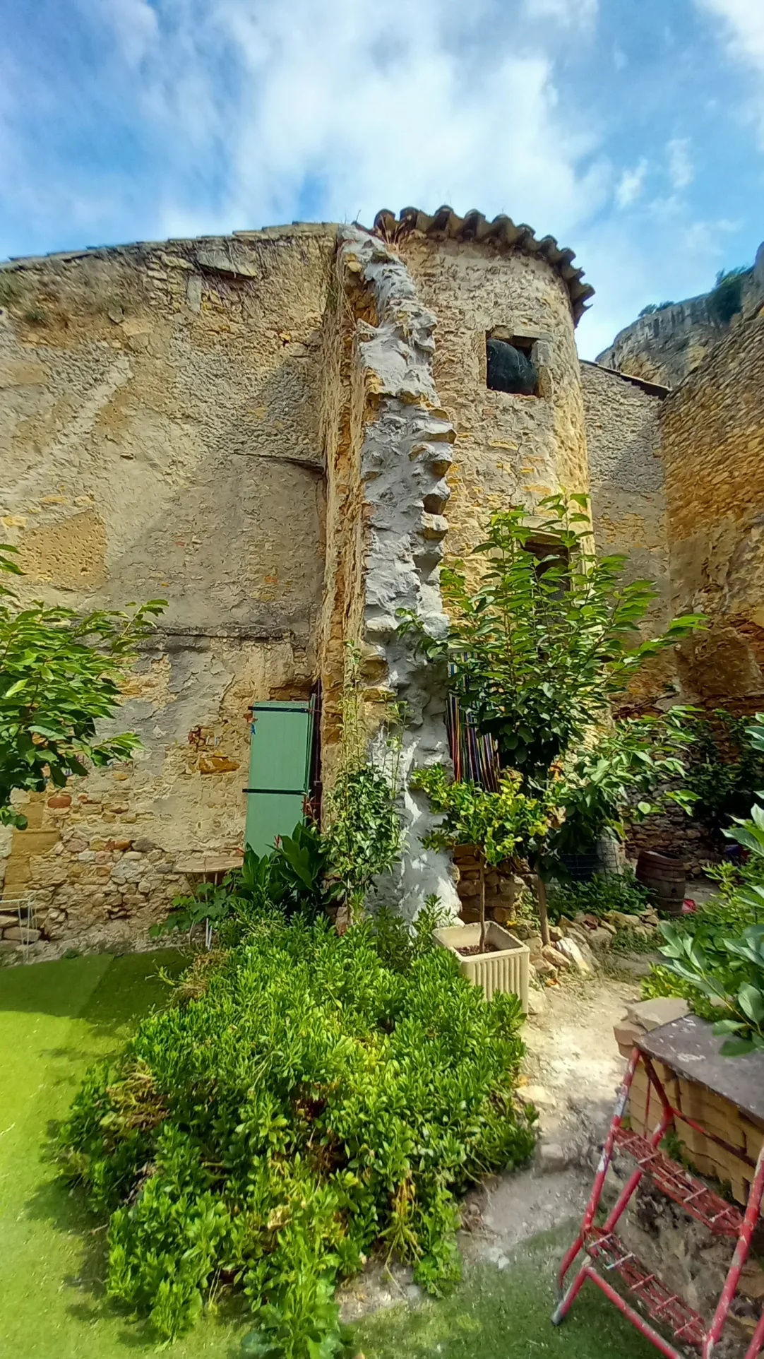 Maison de village du XVIe siècle avec jardin à Mornas 