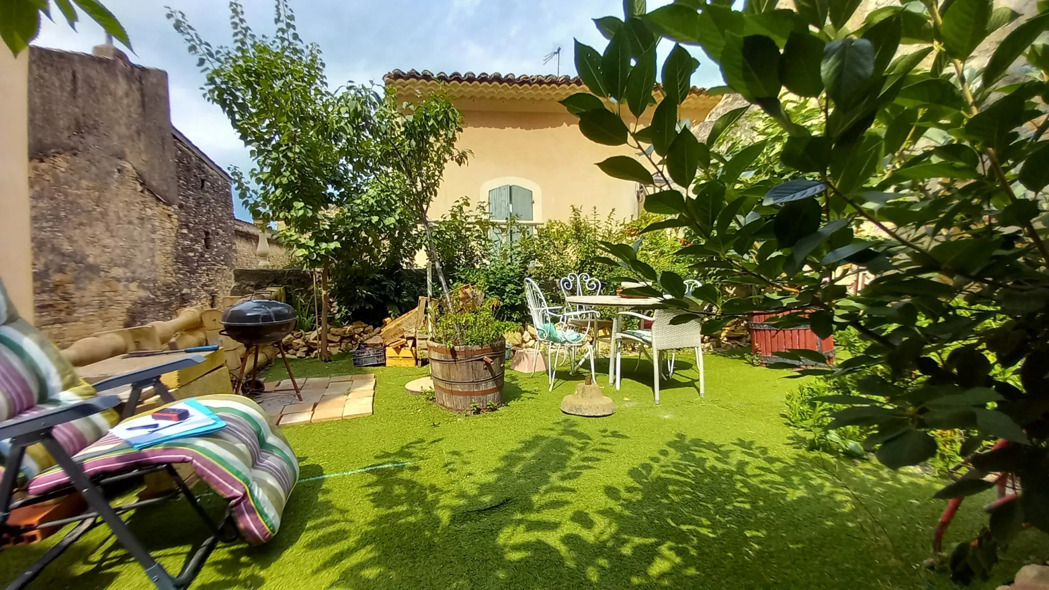 Maison de village du XVIe siècle avec jardin à Mornas 