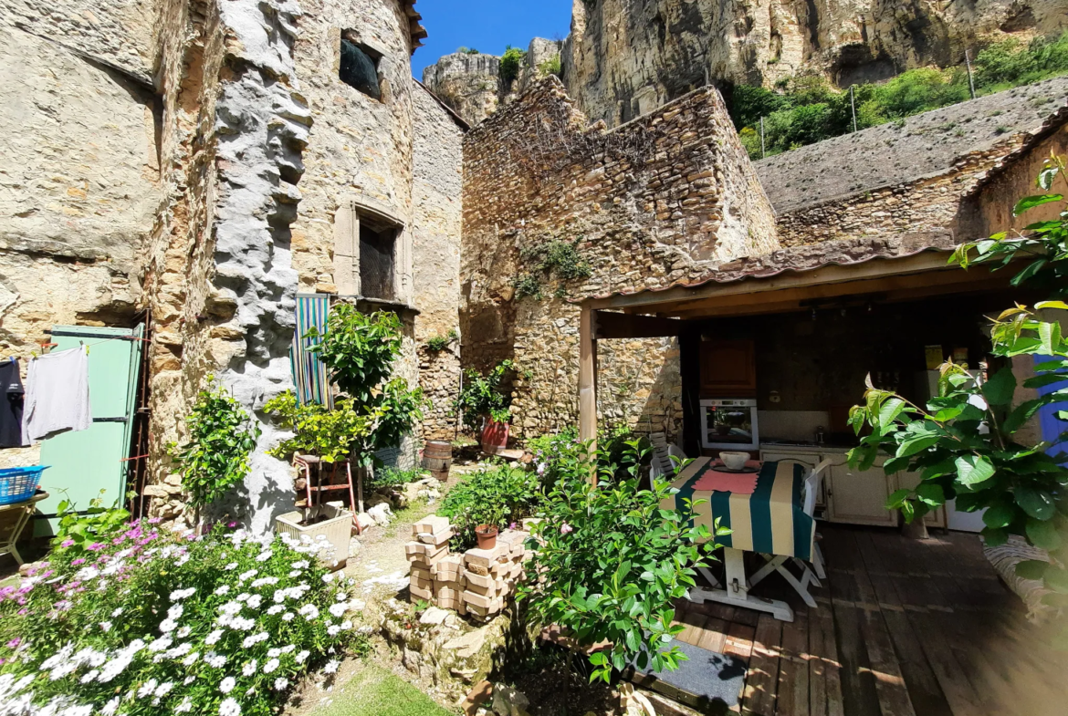 Maison de village du XVIe siècle avec jardin à Mornas 