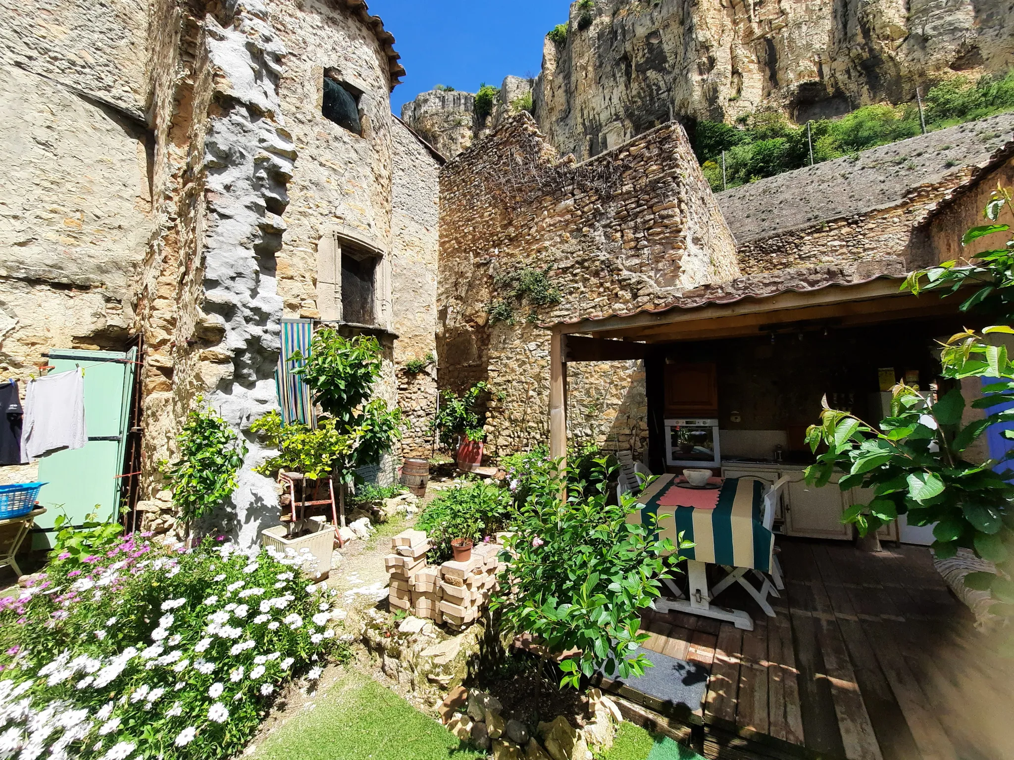 Maison de village du XVIe siècle avec jardin à Mornas 