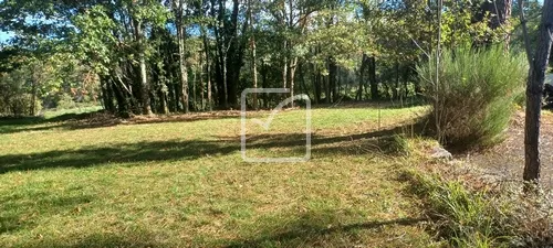 Terrain constructible de 6290 m² proche de Gourdon 