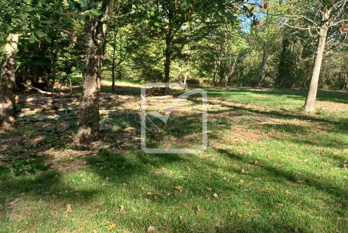 Terrain constructible de 6290 m² proche de Gourdon 