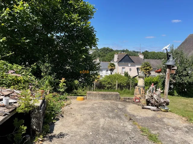 Maison à rénover sur grand terrain proche du centre-ville de Pontivy 