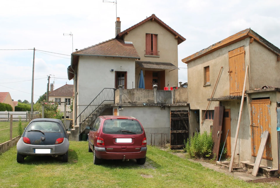 Maison de caractère à Cosne d'Allier sur terrain de 1165 m² 